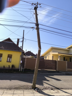 Kettétört a villanyoszlop Szécsényben