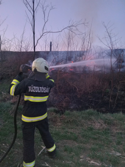 Szabadtéri tűz Acsa és Püspökhatvan között