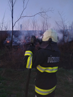 Szabadtéri tűz Acsa és Püspökhatvan között