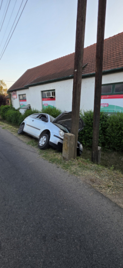 Árokba hajtott egy személyautó Galgagután