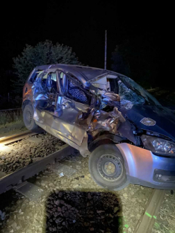 Az egységek egy utast kiemeltek az összeroncsolódott járműből