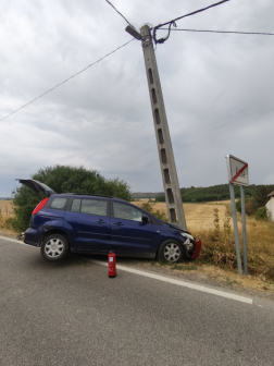 Villanyoszlopnak ütközött egy személyautó Acsánál