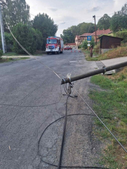 Útra dőlt egy távközlési oszlop Bercelen