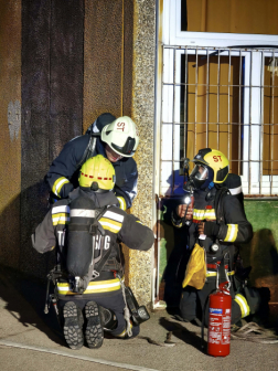 Az állomány bevetési védőruhában és a füst által érintett épületrészeken teljes légzésvédelem mellett hajtotta végre a feladatát