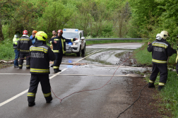 Tömlőkkel vezették át a vizet az úttesten