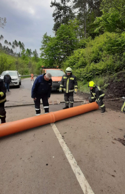 Egy műanyag cső behelyezésével biztosították a csapadék átereszen történő átfolyását