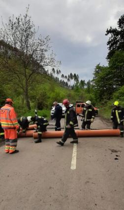 Egy műanyag cső behelyezésével biztosították a csapadék átereszen történő átfolyását