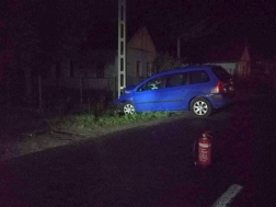 Villanyoszlopnak hajtott egy autó