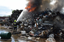 Tűzoltók oltják a felhalmozott hulladékot 