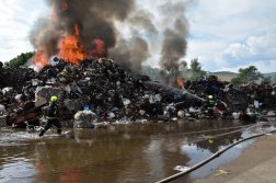 Tűzoltók oltják a felhalmozott hulladékot