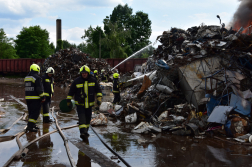 Tűzoltók oltják a felhalmozott hulladékot