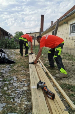 Önkéntes tűzoltók segítenek az ideiglenes helyreállítási munkákban a viharkárt szenvedett Sellye településen