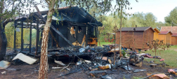Tűzoltók oltják a kigyulladt faházat