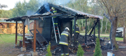 Tűzoltók oltják a kigyulladt faházat