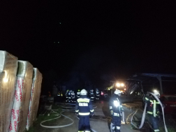 A lángokat négy vízsugárral fékezték meg