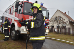 Három vízsugárral oltották el a lángokat