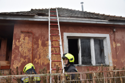A tűzoltók dugólétra segítségével hatoltak fel a tetőre