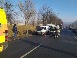 A tűzoltók áramtalanították a járműveket