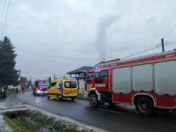 24 tűzoltó érkezett hat járművel
