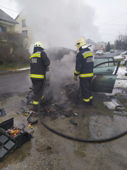 A tűzoltók egy vízsugárral oltották el a tüzet